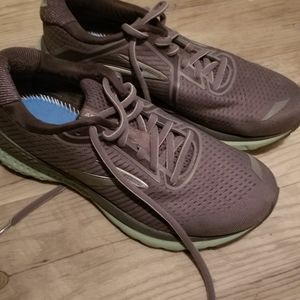 Brooks running shoes 7.5 GTS 20